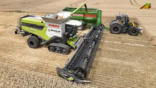 Weizenernte 2022 Getreideernte Mähdrescher CLAAS Lexion Traktor Fendt Lohnunternehmen Landwirtschaft