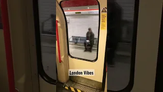 🇬🇧 Jamming Through London on the Tube #tube #londonunderground #tfl #londonvibes #mindthegap