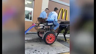 VIRAL: Cubanos en carretón y un caballo comprando en un McDonald's de Hialeah