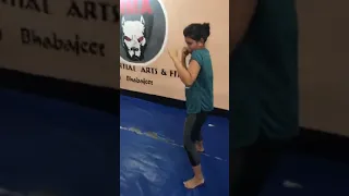 Kick boxing pad work - Bidang MMA Fitness Gym