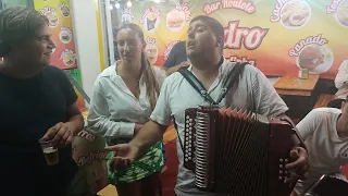 Pedro Cachadinha a cantar para Enfermeira nas Feiras Novas 2023