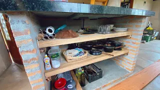 Baixo custo: prateleiras de madeira para os armários da cozinha | Cabana rústica | Ep. 11