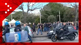 Napoli, ultras Eintracht Frankfurt corrono in corteo davanti a Villa Comunale, polizia insegue