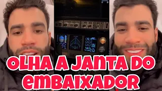 Em seu jatinho,Gusttavo Lima mostra comida simples