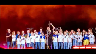 Coldplay - Chris Martin with an Ukrainian children's choir - "SJLT" - Berlin - July 10th 2022