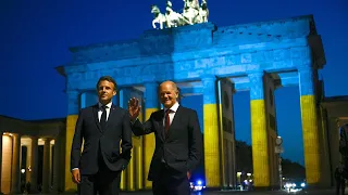 Scholz und Macron setzen am Brandenburger Tor Zeichen für die Ukraine | AFP