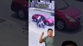 Abre la puerta del auto y tira a ciclistas