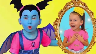 Junior Vampirina y Alice fingir jugar con ESPEJO MÁGICO