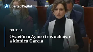 Ovación a Ayuso tras achacar a Mónica García "el suelo de más que cobró de esta Cámara"