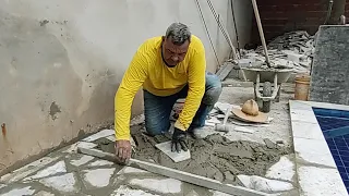 como asentar pedra caco em volta da piscina