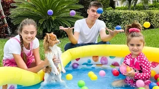 Настя и Артем купают щенка Марти в бассейн с игрушками