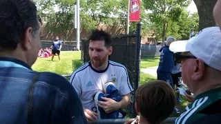 MESSI firmando autógrafos tras el entrenamiento