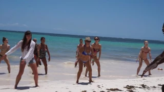 Как развлекают девушек на пляже доминиканцы в Пунта Кана