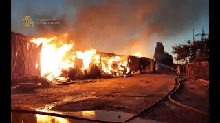 Рятувальники локалізували пожежу у складській будівлі з деревиною, наразі триває її ліквідація