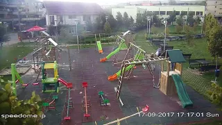 Violenta tempesta di vento durante un temporale distrugge un parco giochi in Romania