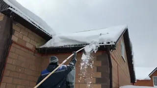 Приспособа для очистки крыши от снега за пять минут, своими руками.