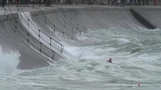 Grande Marée à Saint-Malo. Quand un nageur brave tous les dangers.