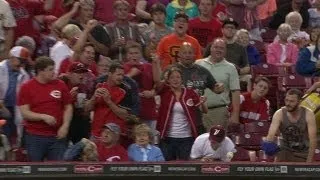 Fans comes oh so close to pulling in the foul ball