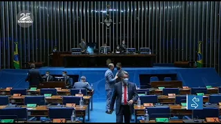 Senadores criticam vetos de Bolsonaro à lei que permite Brasil adquirir vacinas do Covax