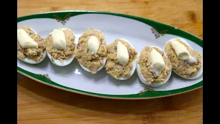 Яйца фаршированные печенью трески и маринованным огурцом. Eggs stuffed with cod liver.