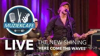 The New Shining - 'Here Come The Waves' live bij Muziekcafé