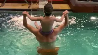 Максим Галкин бесится с детьми в бассейне