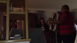 Deda igra Kolo na Harmoniku
