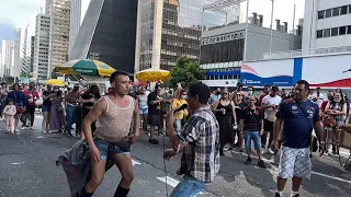 VEJA O CANTOR ALEMÃO DA PIZADINHA E SEU BAILARINO ARRASTAR MULTIDÃO NA AVENIDA PAULISTA CONFIRA