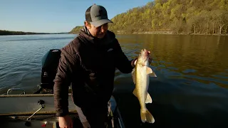 Hand Lining Husky Jerks and Floating Rapalas for Mississippi River Walleyes - IDO S15 E22