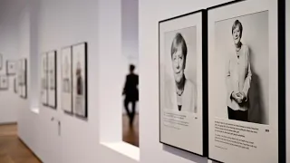 Merkel-Ausstellung in Berlin: 30 Jahre in Fotos der Altkanzlerin festgehalten