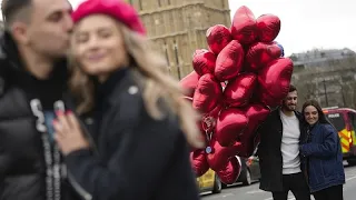 Цветы, шары и сердца: в Европе отметили День святого Валентина