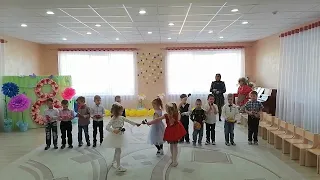 Оркестр с элементами танца "Беларусачка" в средней группе на 8 марта