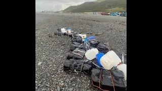 "Кокаин от Диор".  Мужчина нашел 30 кг наркотиков на пляже Уэльса
