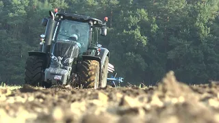Valtra S354 tractor with Lemken Vari-Diamant in action on sandy soil