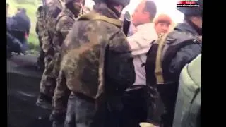 Славянском  02 04 2014   мирные жител Славянском   блокируют  украинскую военную технику  02,05,20