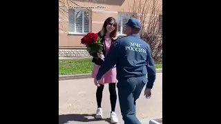 Сотрудник МЧС сделал своей девушке предложение руки и сердца сразу после парада