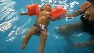 Малыш в бассейне, Baby swimming in the pool HD