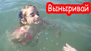 VLOG Алиса учится плавать без жилета. Уходит с головой под воду