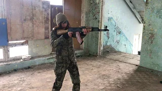 Девушка стреляет из автомата АК47 | Girl shooting AK47