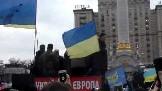 Ірена Карпа разом  співає Гімн України  на Євромайдані. 1 грудня 2013 року