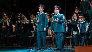 Концерт в Пхеньяне 2023, «Смуглянка», солисты – Алексей Скачков и Роман Валутов