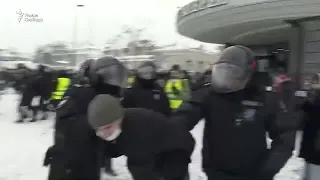 Полицейский ударил протестующего шокером на акции в поддержку Навального