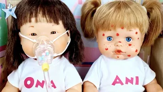 Ani y Ona ENFERMAS las curo en el HOSPITAL de muñecas