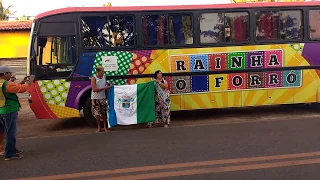 RAINHA DO FORRÓ E ZÉ JOÃO RECEBENDO O ÕNIBUS QUE GANHARAM ATRAVÉS DOS VIDEOS  DO  CHICO MUSEU