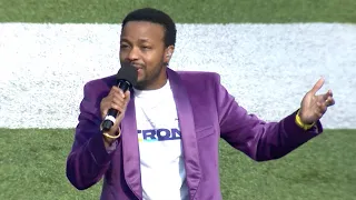 Wyn Starks Performs a Halftime Performance of the Minnesota Vikings vs. Chicago Bears Game