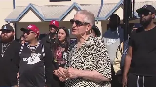 Mattress Mack shoots video with Univ. Houston basketball team