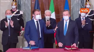 Mattarella, Draghi e Macron si tengono per mano dopo firma Trattato del Quirinale