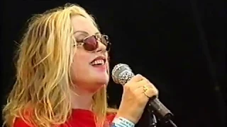 Blondie, "The Tide Is High" (live) Glastonbury 1999 (HQ)