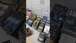 Amo organizar meus livros 📚🧡. #livros #nichodelivros #books #organization #organização