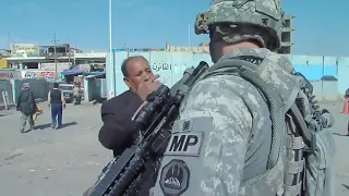 🇺🇸 American soldier is talking to an IRAQI man. ( 😂 it's really funny 🤣 ).